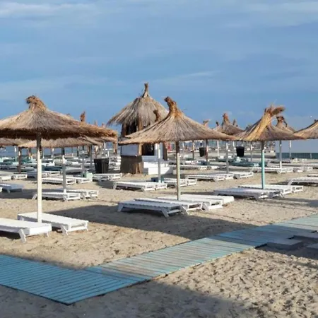 Blaxy - Pool & 50m De Plaja Năvodari